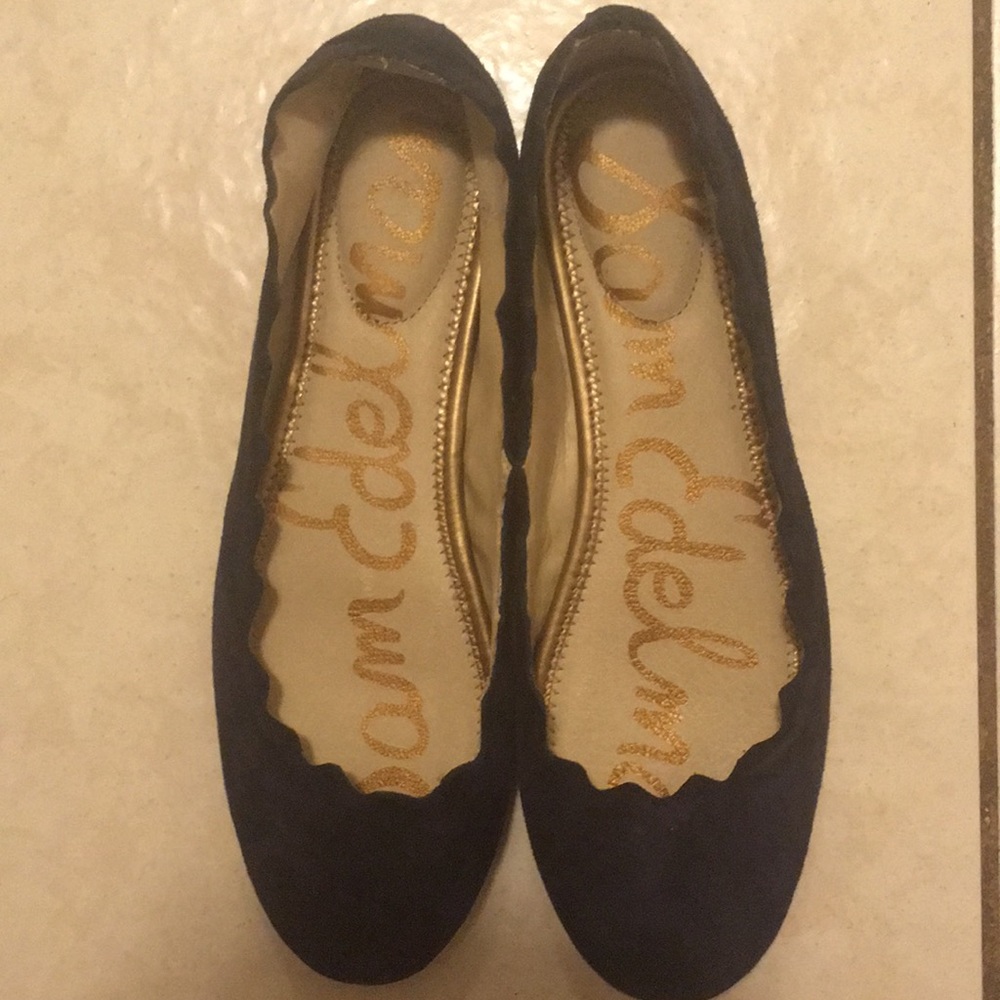 Navy blue scallop flats!
